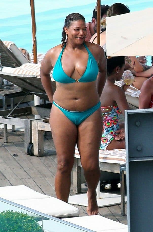 Queen Latifah en la piscina