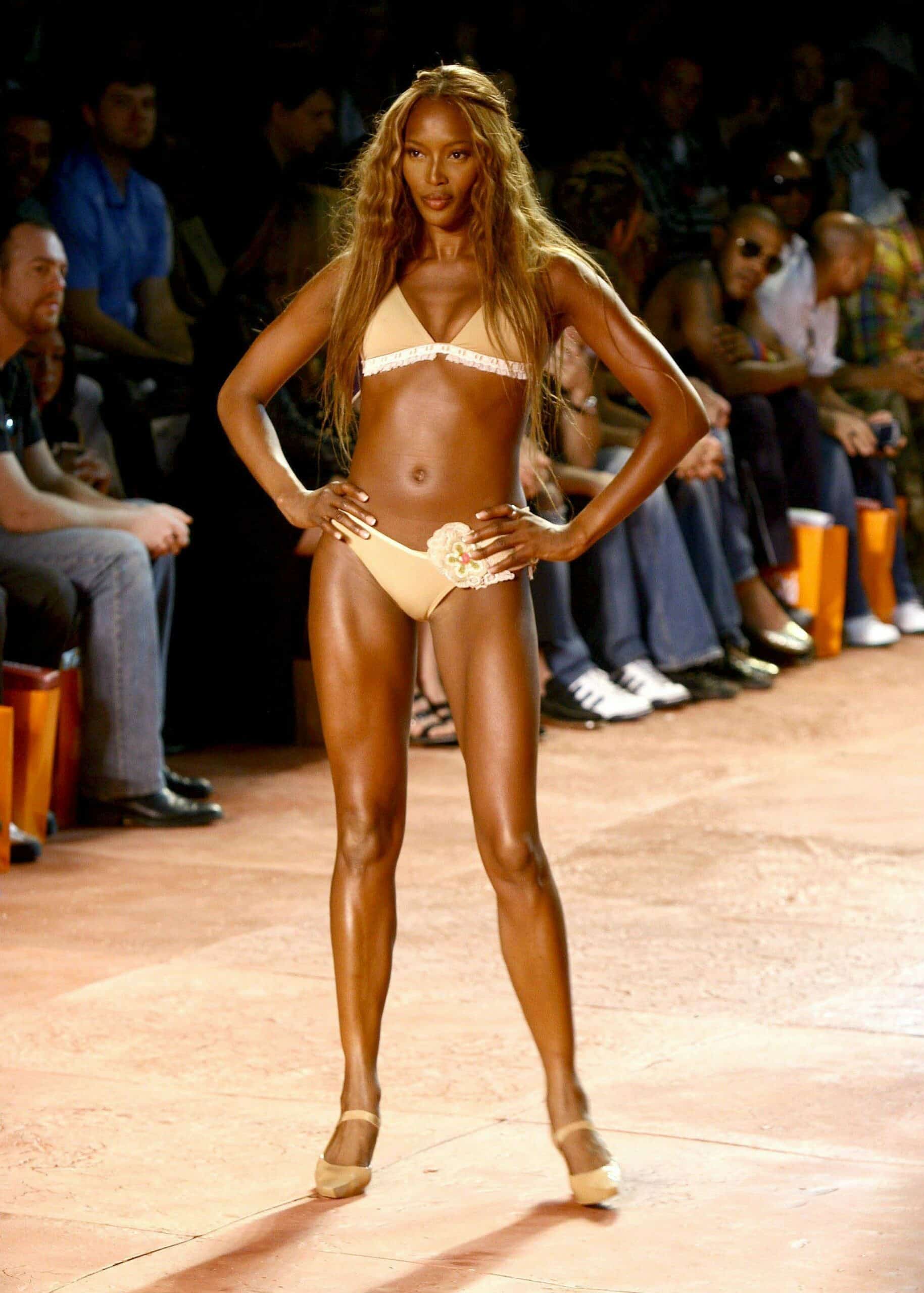 Naomi Campbell desfilando en la pasarela