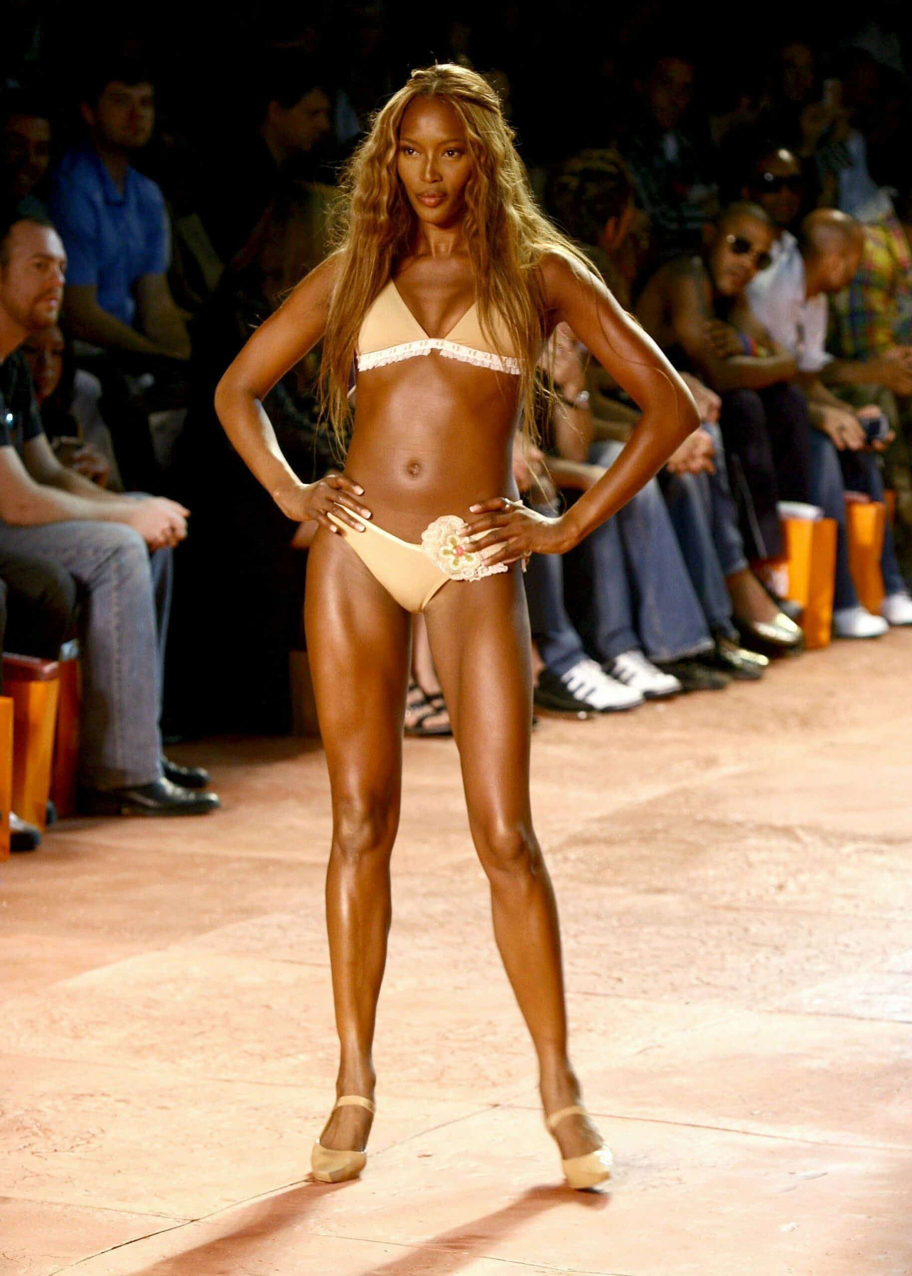 Naomi Campbell desfilando en la pasarela