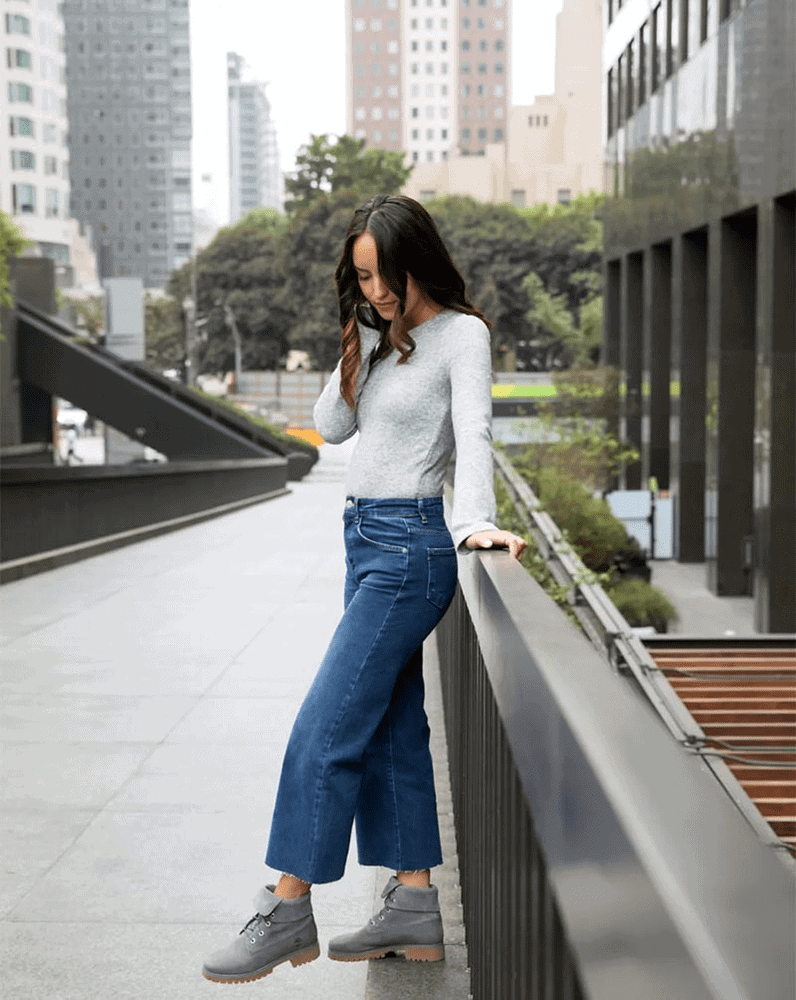 mujer con botas Timberland y vaqueros