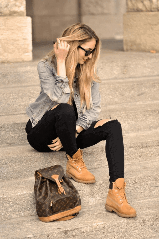 outfit con vaqueros y Timberland clásicas