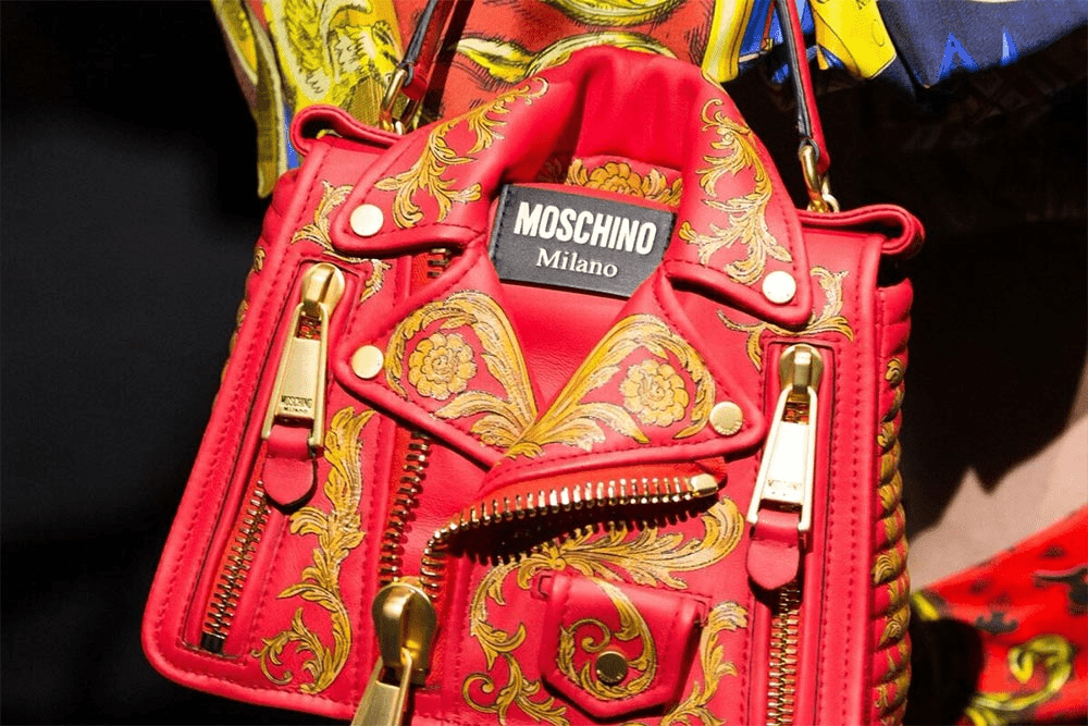 bolso de piel color rojo de la marca Moschino