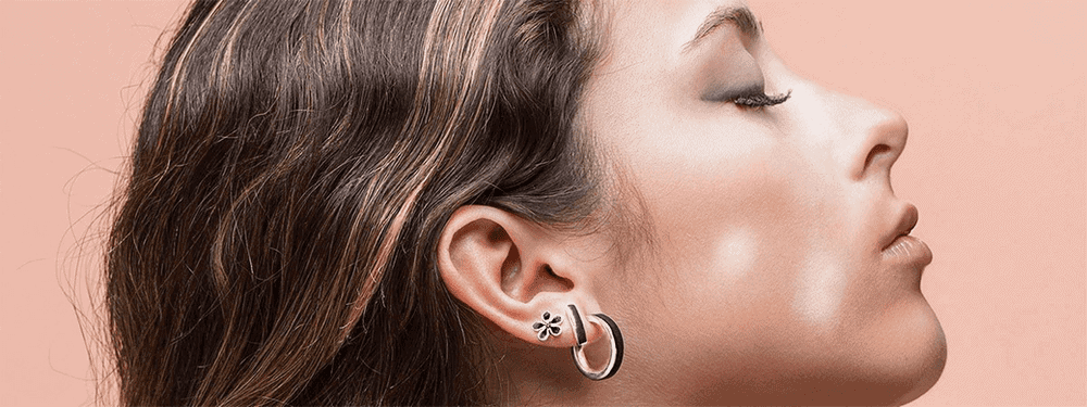 oreja con varios pendientes