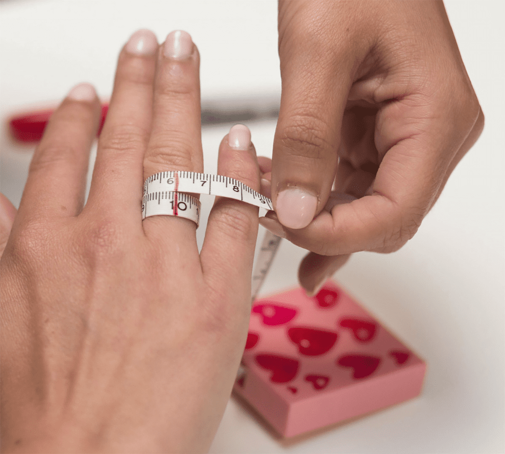 medir dedo con cinta métrica