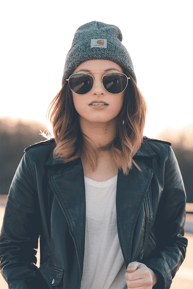 mujer con gafas de sol