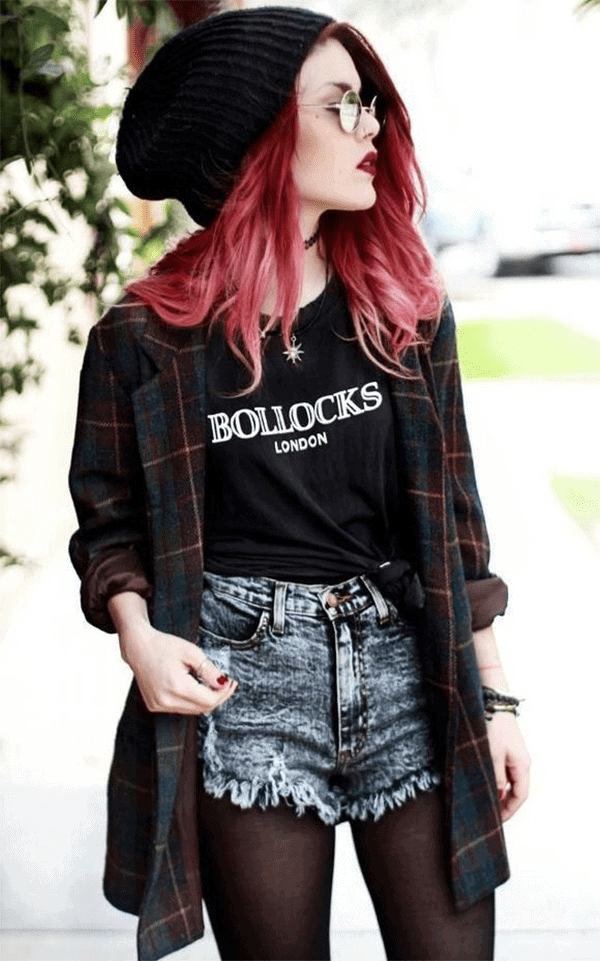 mujer con ropa grunge