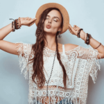 mujer con ropa estilo moderno y cool