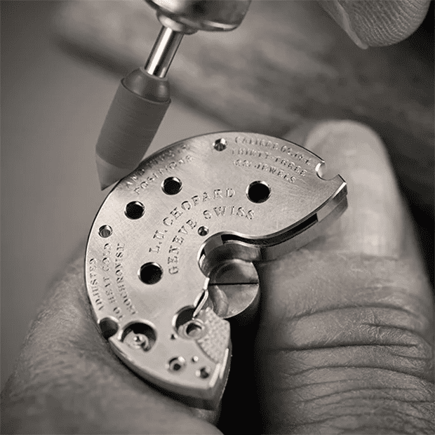 relojero fabricando un reloj artesanal