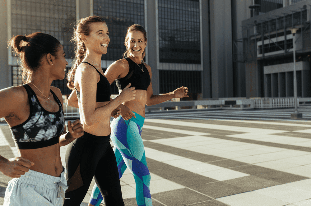 mujeres corriendo en leggins