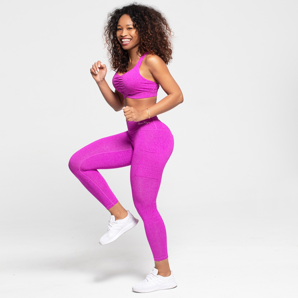 mujer con leggins deportivos