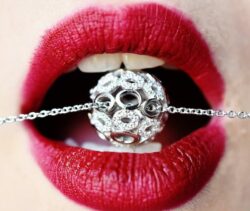 Cómo limpiar las joyas de plata cuando están negras