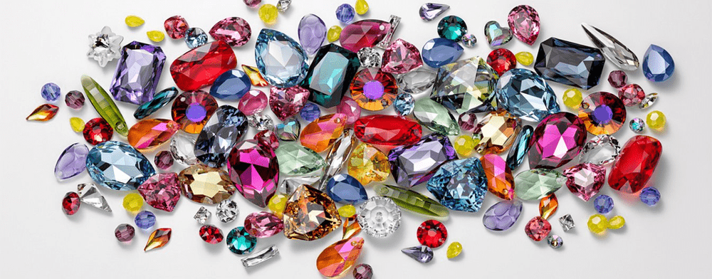 cristales Swarovski de varios tamaños y colores
