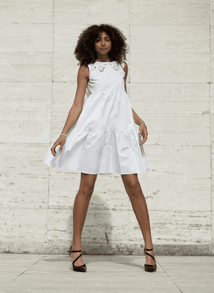 mujer con vestido blanco