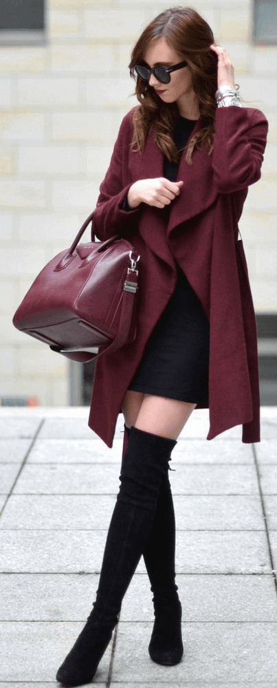 outfit de mujer con vestido negro y botas altas