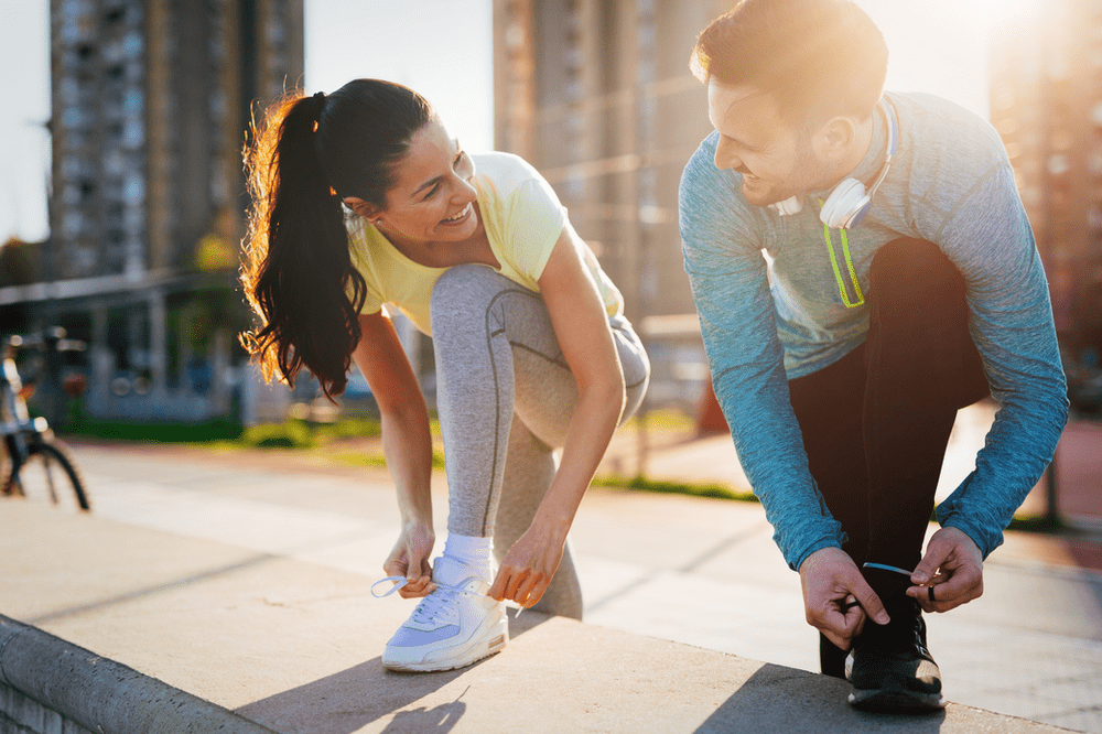 hombre y mujer preparados para hacer deporte