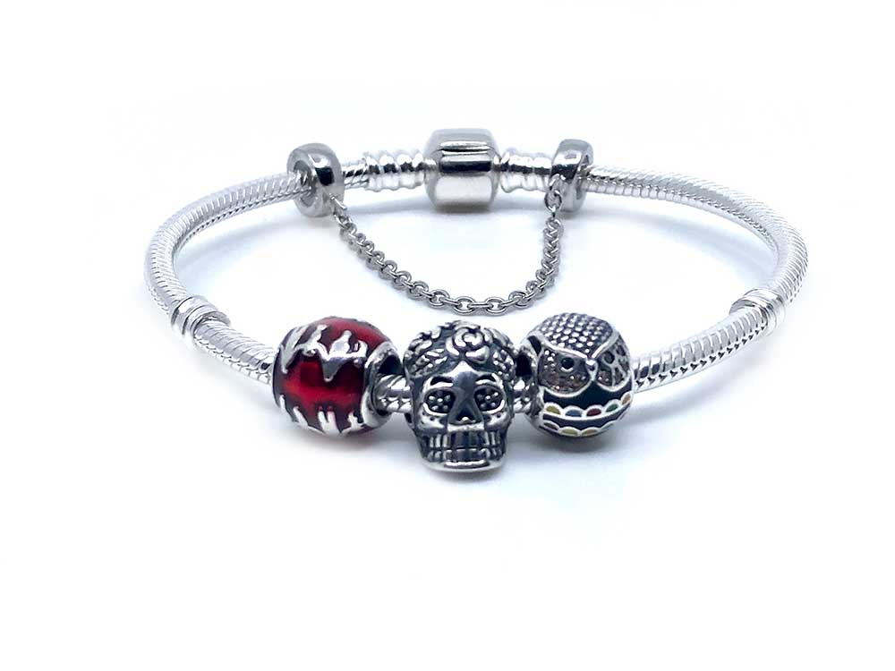 resultado final de la pulsera Pandora con la cadena de seguridad