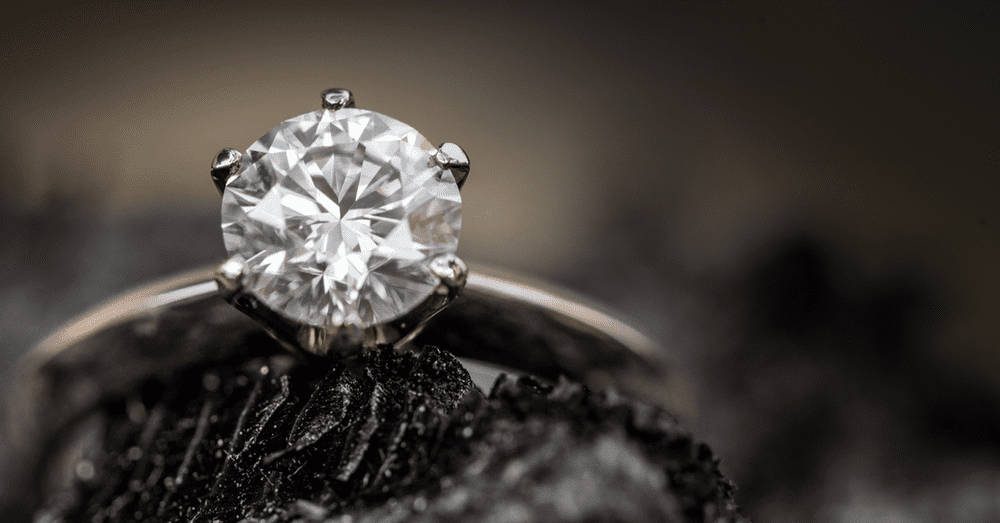 anillo solitario de diamantes