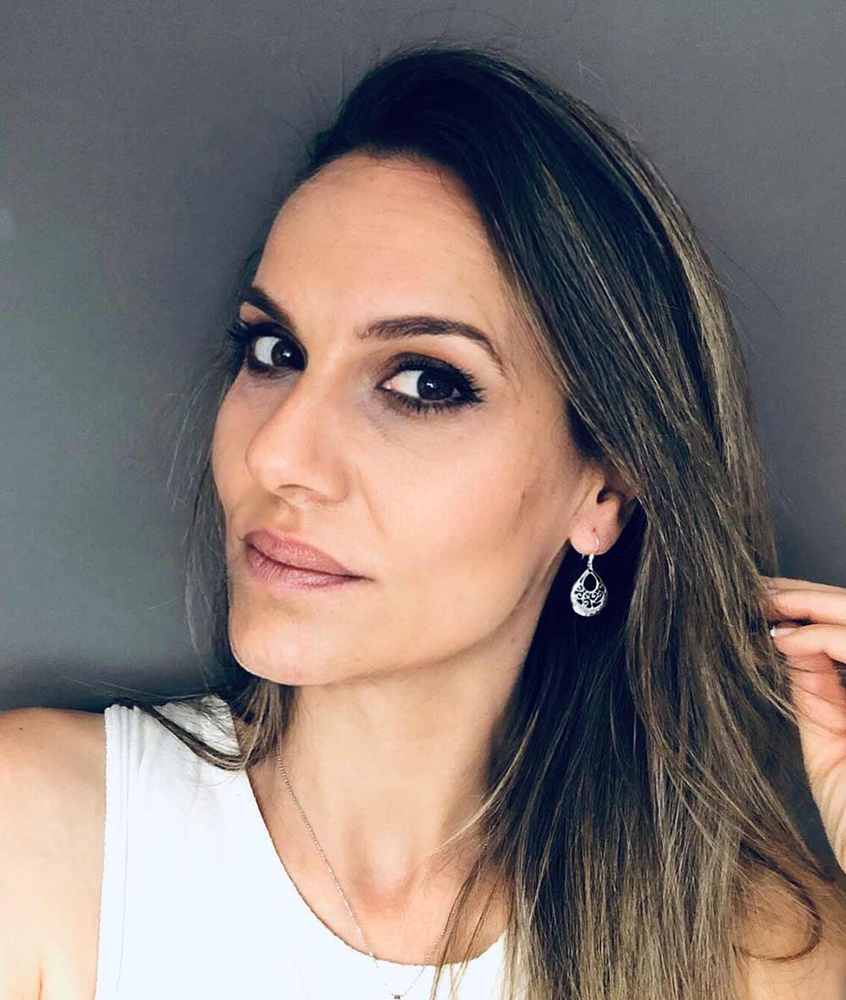mujer con pendientes boho