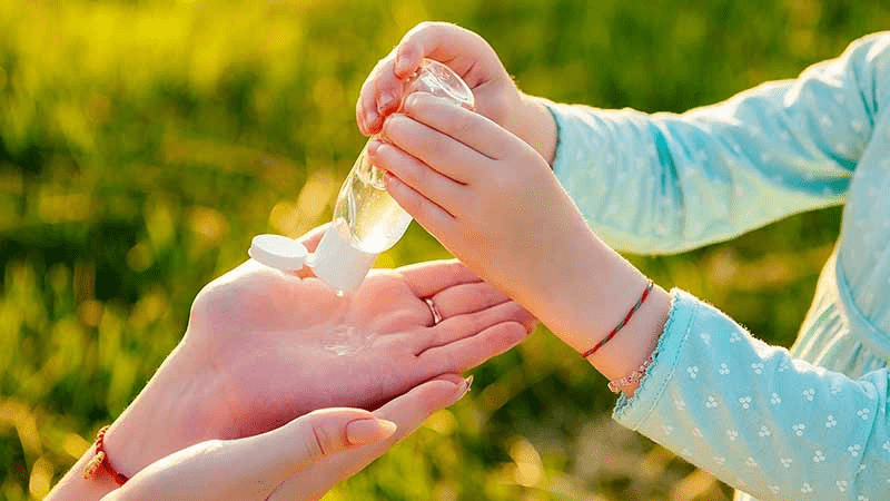 mujer aplicando gel hidroalcoholico en las manos