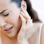 mujer con alergia a los metales