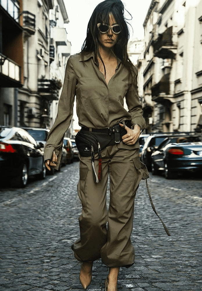 mujer con ropa militar