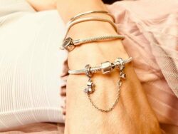 Cómo poner una cadena de seguridad en la pulsera Pandora