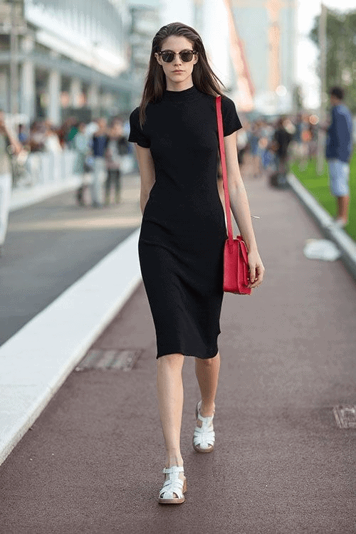 outfit de mujer con vestido negro y bolso al hombro color rojo