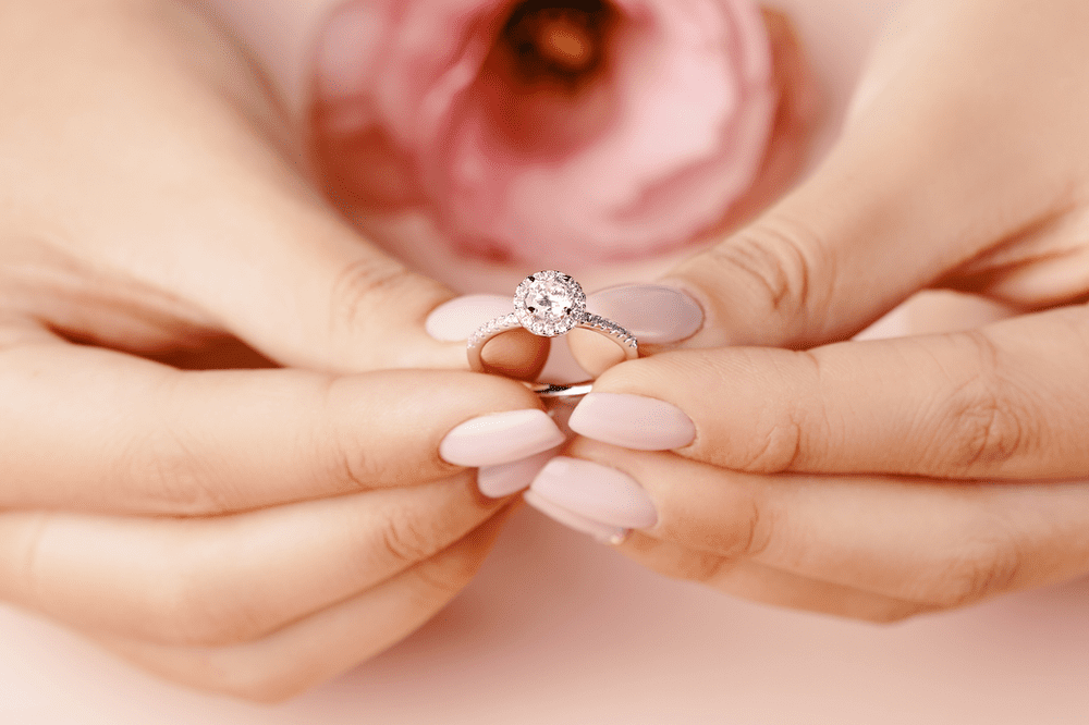 anillo de compromiso de oro blanco y diamantes