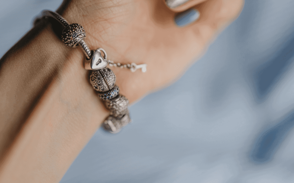 pulsera Pandora con varios charms de plata