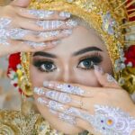 mujer con joyas estilo balines
