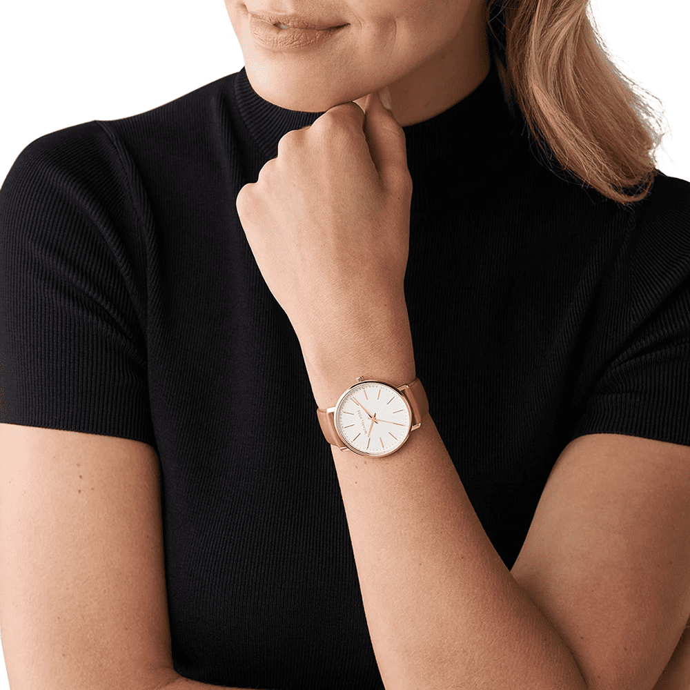 mujer con reloj PYPER de piel