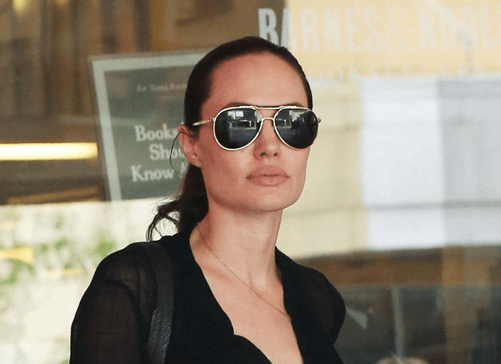 Angelina Jolie con gafas de sol