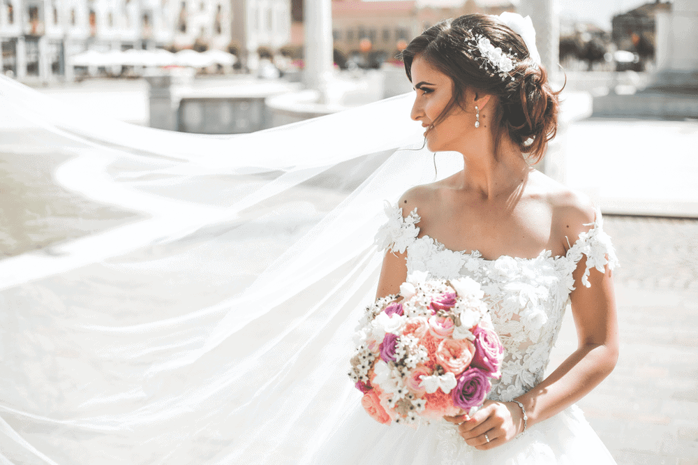 novia con pendientes largos de perlas blancas