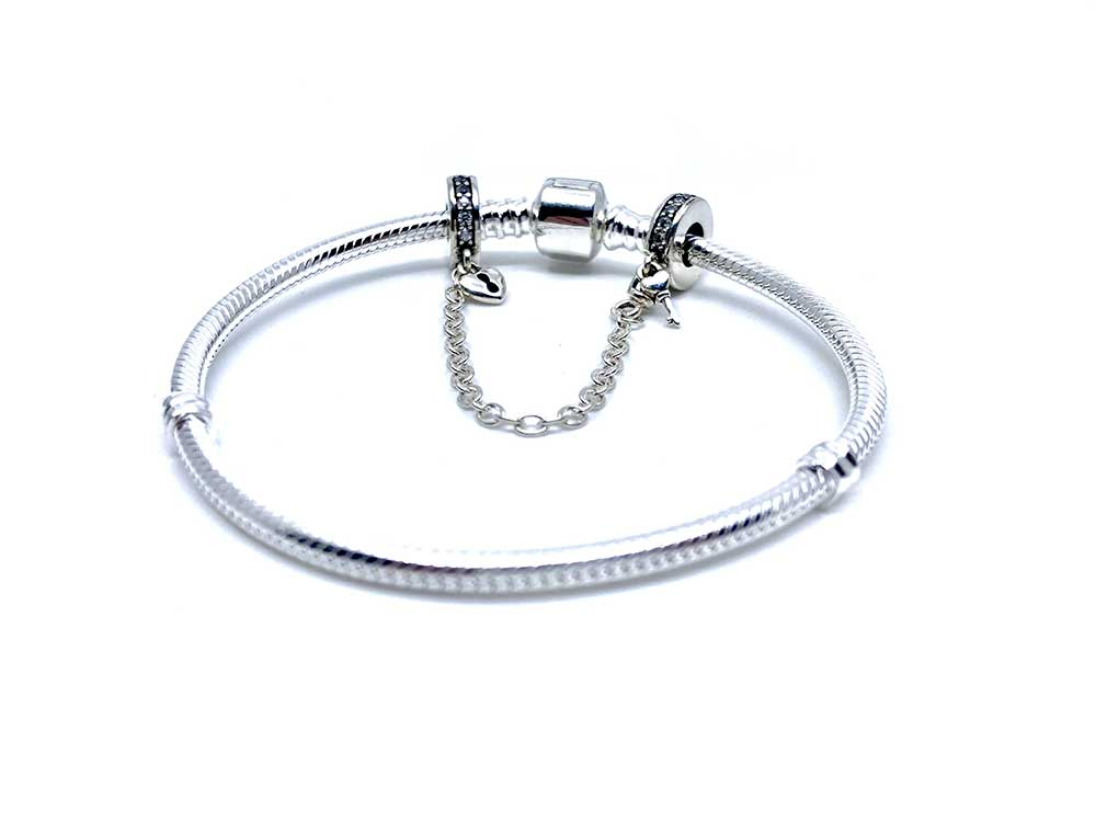 pulsera Pandora con un modelo diferente de cadena de seguridad