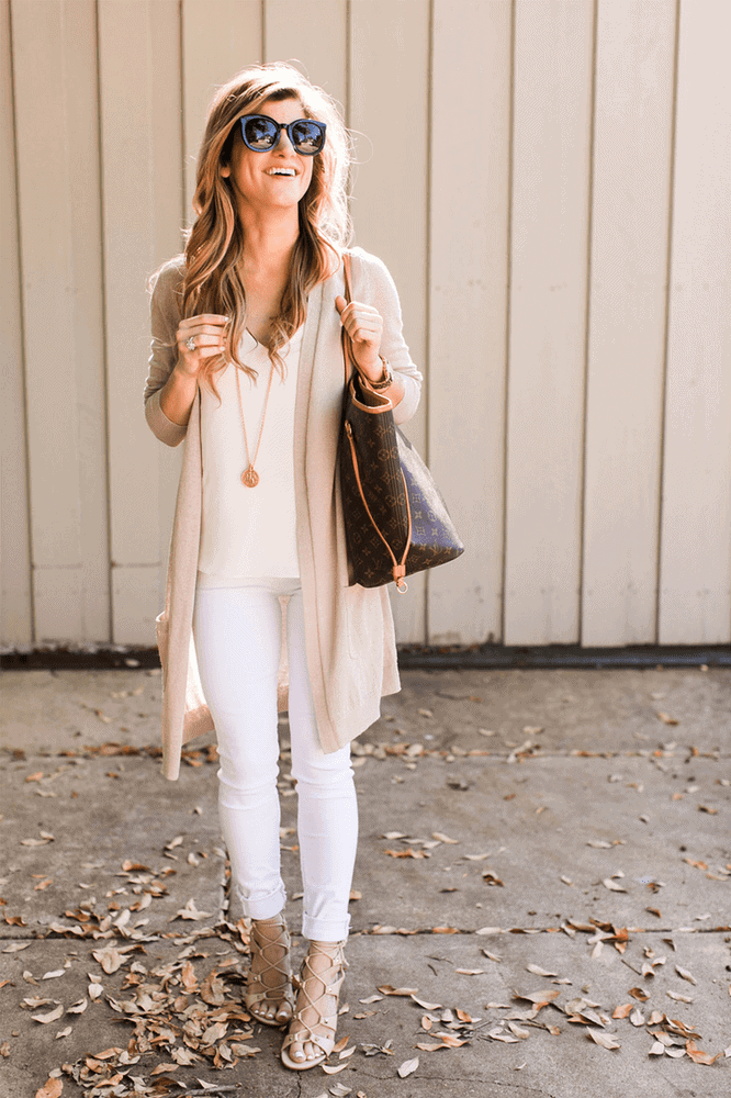 mujer con un bolso de shopping y collar largo de oro