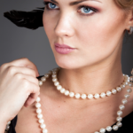 mujer con collares de perlas