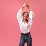 mujer con camisa blanca