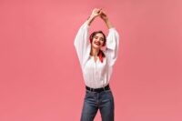 Cómo combinar la camisa blanca de mujer con estilo