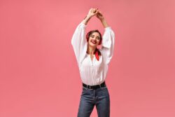 Cómo combinar la camisa blanca de mujer con estilo