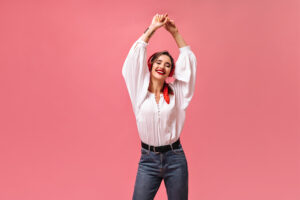 mujer con camisa blanca