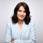 mujer con joyas en la oficina