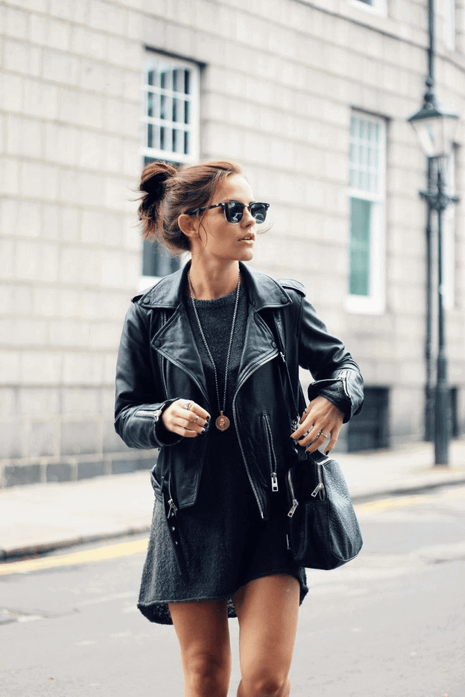 mujer con vestido negro corto y gafas de sol oscuras