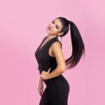 mujer con vestido negro
