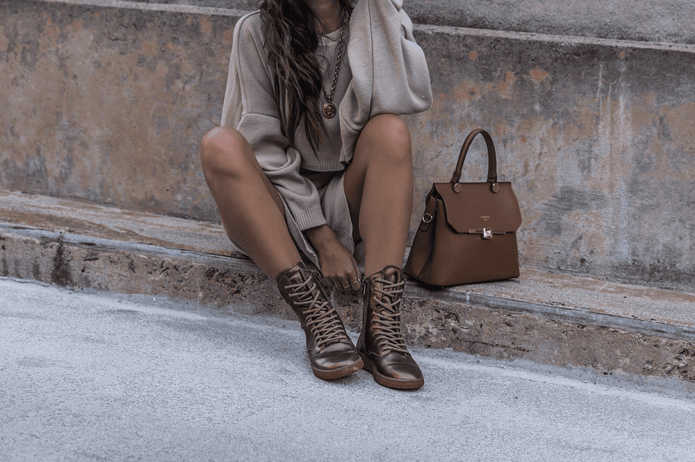 outfit de mujer con bolso y botas del mismo color