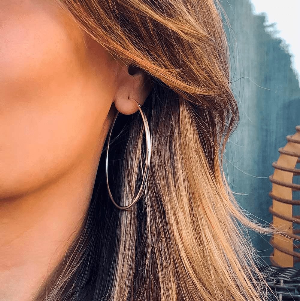 mujer con aretes de plata