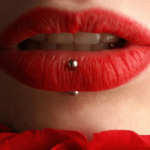 piercing en un labio de mujer