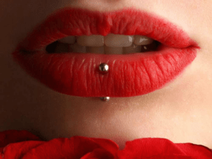 piercing en un labio de mujer