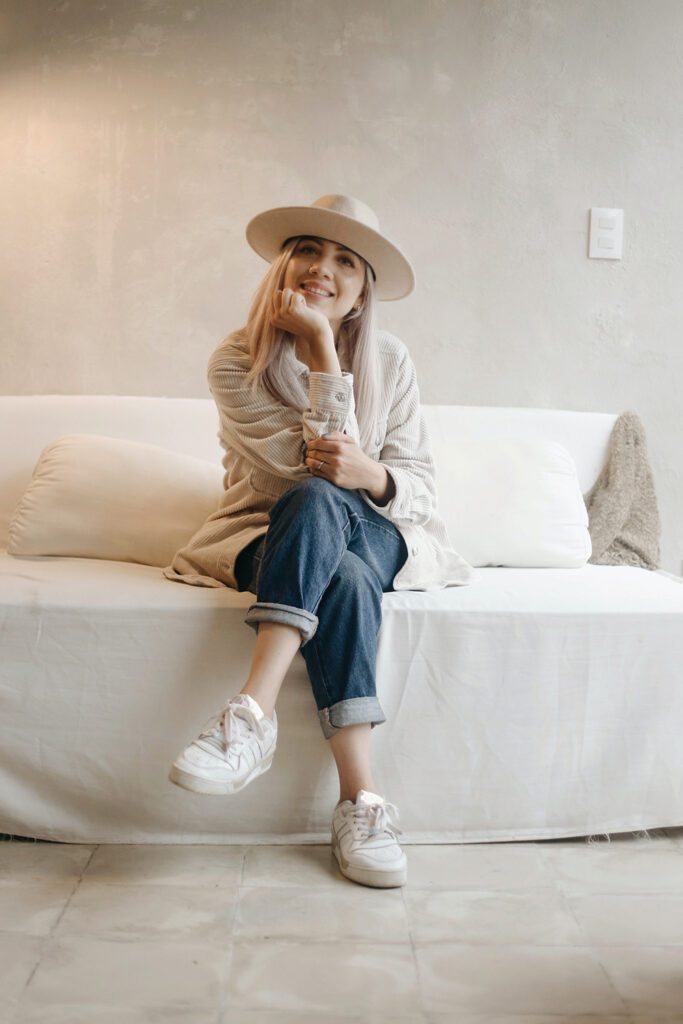 outfit mujer con zapatillas y sombrero estilo casual