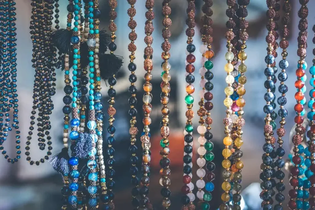 collares de bisuteria fabricados con cristales de colores