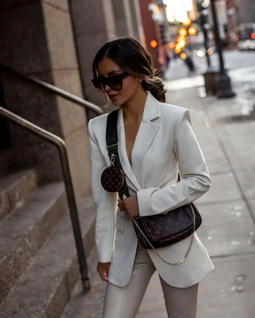 combinar pantalon blanco con blazer